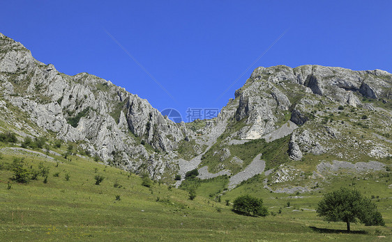 Trascau山美丽旅行风景悬崖天空远足蓝色多云山峰宽慰图片