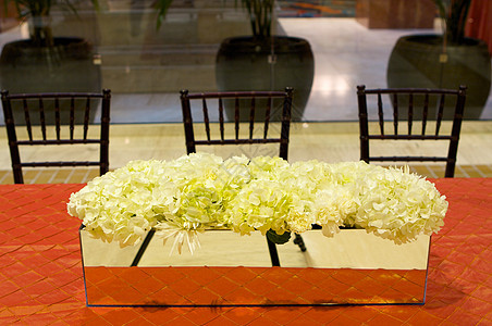 豪华婚礼礼堂的餐桌设置花朵食物环境庆典餐巾花束服务餐饮婚姻银器图片