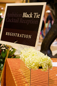 豪华婚礼礼堂的餐桌设置银器餐厅椅子玻璃桌子环境花朵盘子装饰餐巾图片