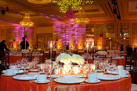 豪华婚礼礼堂的餐桌设置装饰派对庆典午餐桌子风格环境婚姻桌布食物图片