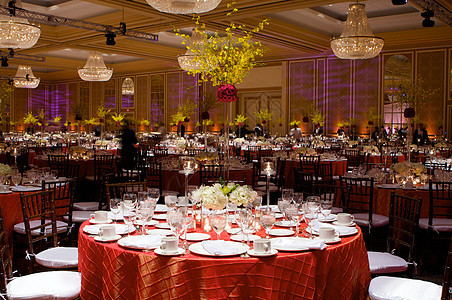 豪华婚礼礼堂的餐桌设置派对风格银器花朵用餐桌布婚姻环境庆典装饰图片