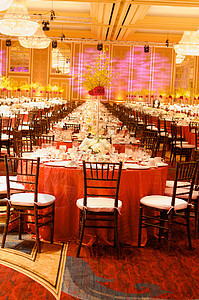 豪华婚礼礼堂的餐桌设置派对餐厅花朵餐饮花束椅子婚姻午餐银器桌子图片