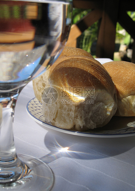 午餐桌上的面包盘图片