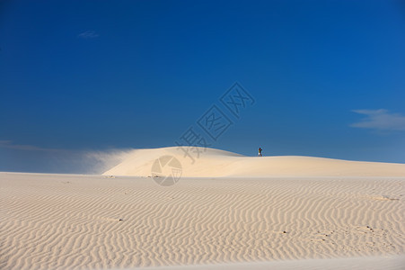 蓝天空的风湿沙丘海浪时间波纹假期蓝色晴天地形干旱脚印天空图片