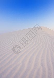 清晨的寒凉沙漠波纹天空假期蓝色脚印旅行地形干旱爬坡沙丘图片