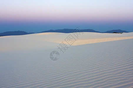 清晨的寒凉沙漠时间爬坡脚印海浪风景干旱假期日落太阳小路图片