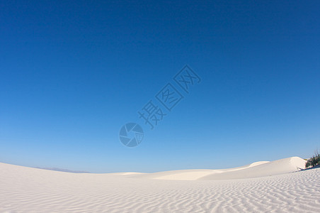 太阳早日时沙丘晴天爬坡天空橙子地形假期脚印蓝色沙漠日落图片