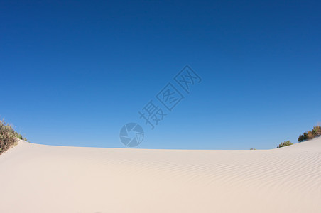 太阳早日时沙丘波纹蓝色橙子地形沙漠假期小路日落海浪风景图片