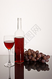 红红葡萄酒红色器皿瓶子面对者高脚杯玻璃水晶饮料图片