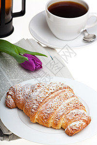羊角面包和一杯咖啡郁金香飞碟杯子勺子盘子玉米糕点反射早餐包子图片