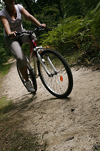自行车男人女性山地车赛车成人车手运动山地下坡图片