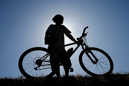 自行车山地车天空山地赛车成人运动车手下坡男人蓝色图片