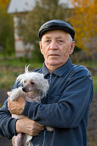 带狗的老人幸福男性瞳孔祖父成人智慧男人衬衫凤头白色图片