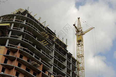 一座在建的摩天大楼 在天空背景上办公室起重机城市蓝色建筑学框架景观技术工程商业图片