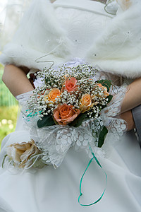 新郎和新娘手中的婚礼花束放在新郎和新娘手里美甲戒指百合裙子仪式压痛婚姻妻子幸福订婚图片