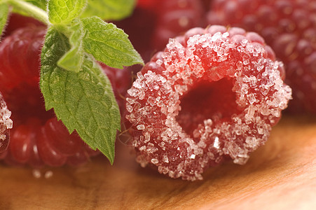 甜草莓和新鲜薄荷糖肉桂宏观美食紫色浆果果味薄荷沙漠水果食物图片