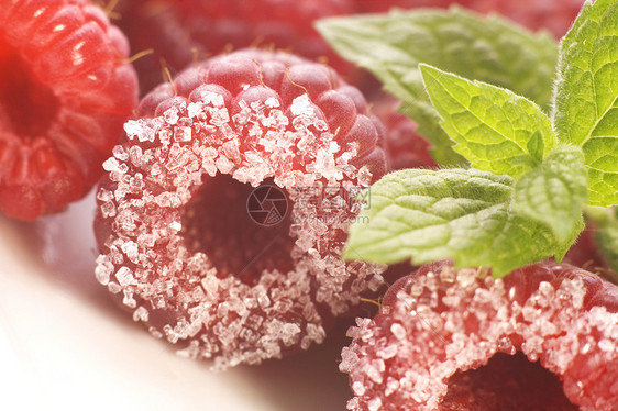 甜草莓和新鲜薄荷糖果味肉桂宏观浆果食物水果配置紫色薄荷甜点图片