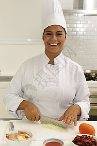 开心的厨师切洋葱商业女士食物工作女性蔬菜职业餐饮拉丁成人图片