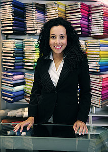 织布店的幸福拥有者业主纺织品相机时装商业企业家生意女士材料推销员图片