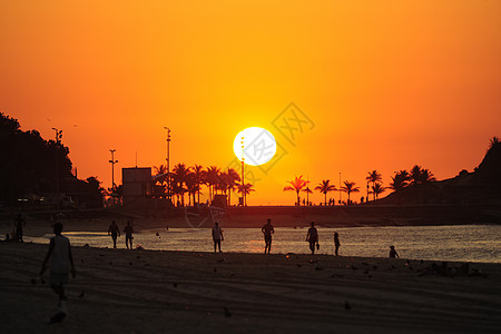 里约热内卢日出 伊帕内马海滩和阿波多阳光太阳日出天空风景地平线蓝色橙子明信片背光图片