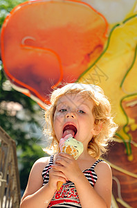 小女孩喜欢冰淇淋图片