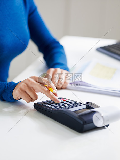 计算器女性办公室女士办公用品蓝色工作人士桌子计算文书图片