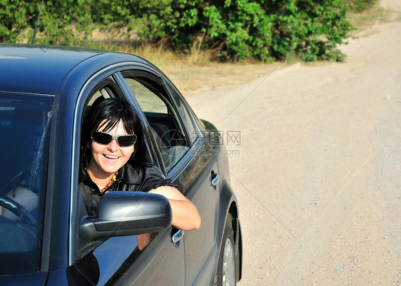 快乐的姑娘开车到乡下开图片