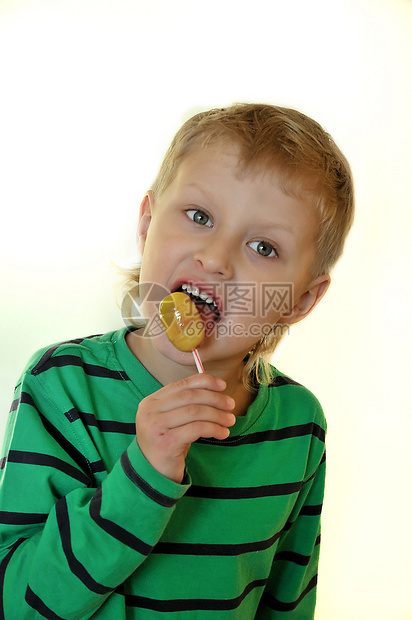 男孩与棒棒糖孩子男生衬衫婴儿微笑木头笨蛋青年长椅糖果图片