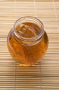 带蜂窝的新鲜蜂蜜饮食液体橙子玻璃甜点宏观早餐厨房糖浆盘子图片