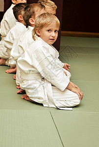 Aikido 男孩对抗小男孩气道男性练习功夫武术运动服跆拳道榻榻米图片