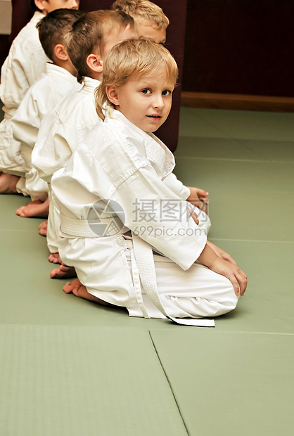 Aikido 男孩对抗小男孩气道男性练习功夫武术运动服跆拳道榻榻米图片