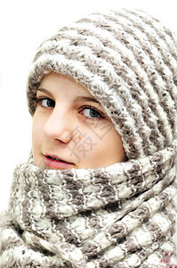 冬天十几岁的女孩微笑女性乐趣围巾灰色羊毛白色享受帽子快乐图片