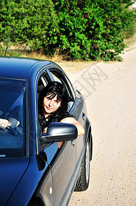 驾驶汽车的妇女运输微笑机器黑色绿色女士思考头发记忆蓝色图片