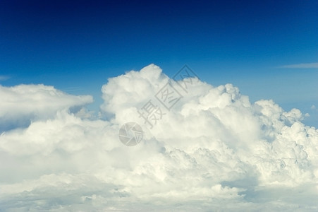 云层天空  空中视图白色天堂飞行窗户飞机蓝色航班天线地平线图片