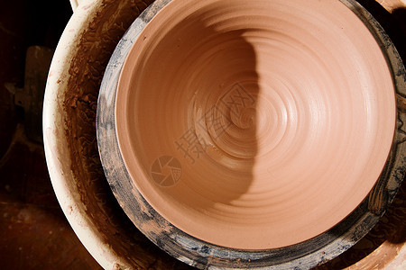 Clay碗在陶器车轮上图片