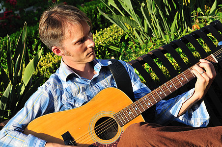 吉他玩家音乐街道乐器绿色植物花园晴天音乐家长椅男人吉他手图片