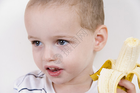 带皮香蕉的小男孩图片
