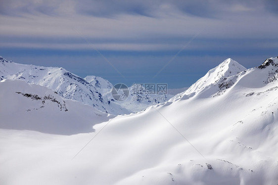 山丘和雪雪蓝色远足太阳土地冰川天空山峰旅行旅游爬坡图片