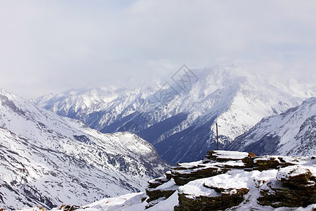 山丘和雪雪旅行山峰冻结爬坡蓝色登山晴天天空远足土地图片