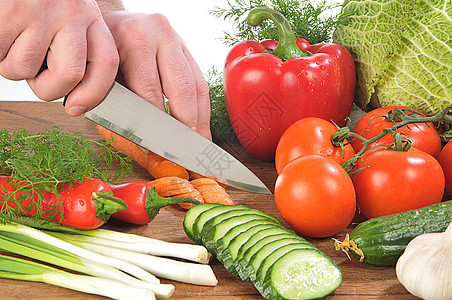 黄瓜卷心菜切刀切手木板辣椒黄瓜蔬菜水滴水平洋葱食物胡椒红色背景