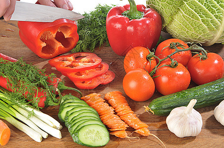 切刀切手辣椒红色蔬菜食物绿色胡椒洋葱木板黄瓜水滴图片