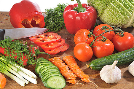 切除蔬菜水平胡椒辣椒绿色红色黄瓜食物洋葱水滴木板图片