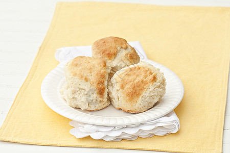 黄油牛奶饼干饼干盘子飞碟片状餐巾桌子照片面包早餐营养图片