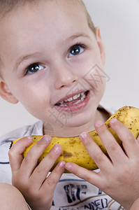小男孩笑着 拿着香蕉的小孩图片