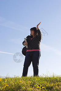 学生运动情绪蓝色天空大学金发女郎学习女士女性青少年场地图片