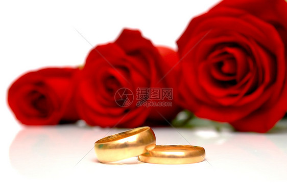 圆环和红玫瑰黄色婚姻金子婚礼红色花瓣庆典已婚浪漫戒指图片