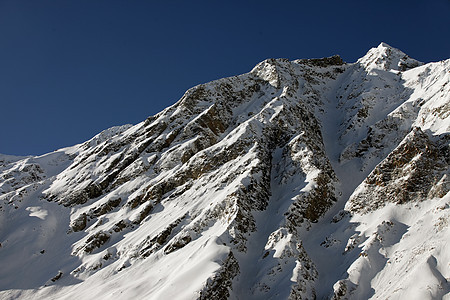 山丘和雪雪闲暇远足土地阳光旅游蓝色太阳天空冰川登山图片