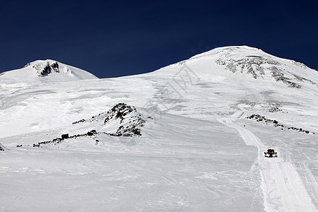 山丘和雪雪远足登山土地山峰阳光冰川闲暇蓝色旅游冻结图片