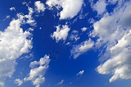 蓝色天空 白云戏剧性快乐梦幻风景空气天气编队气氛景观日光图片