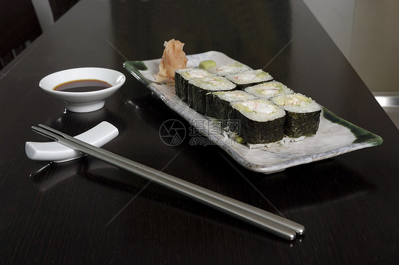 木板上的寿司和滚筒熏制菜肴国家海鲜飞行鱼子食物洋葱章鱼红色图片